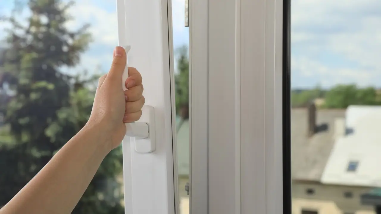 Non aprire le finestre a quest’ora: ecco quando la qualità dell’aria è davvero migliore